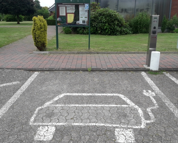 Foto von der Etelser Ladesäule für Elektrofahrzeuge